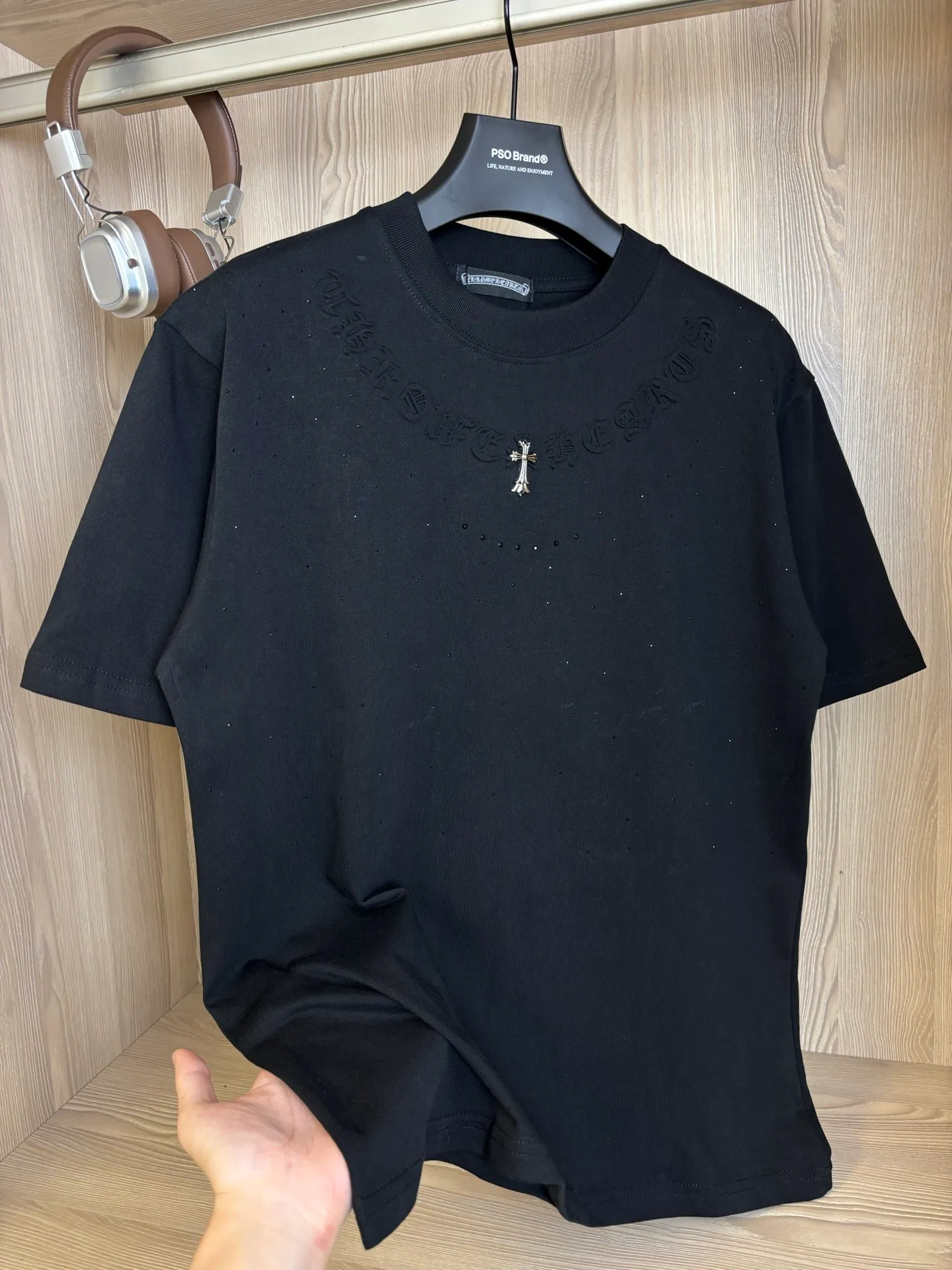 P150 Style number: DC 68# Chrome Hearts Chrome Hearts embossed logo on the chest + hot-drilled baby's breath short-sleeved T-shirt 280 grams of pure cotton double-sand fabric All fabrics have been shrunk in advance Quality first What you see is what you get The pattern will not change after one wash Distinguish some disposable clothes in the market Three labels Complete packaging All restored to the original version Customized Same style for men and women A more classic version The pattern is very unique 💕 Color: Black Size: S-XL (Picture 9⃣️Size chart)